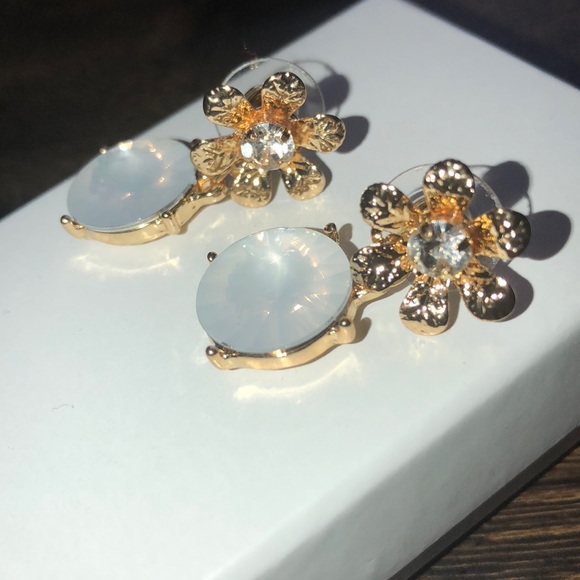 Jewelry - Flower dangle earrings
